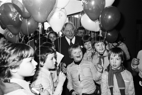 Walter Scheel mit Kindern, die Luftballons halten